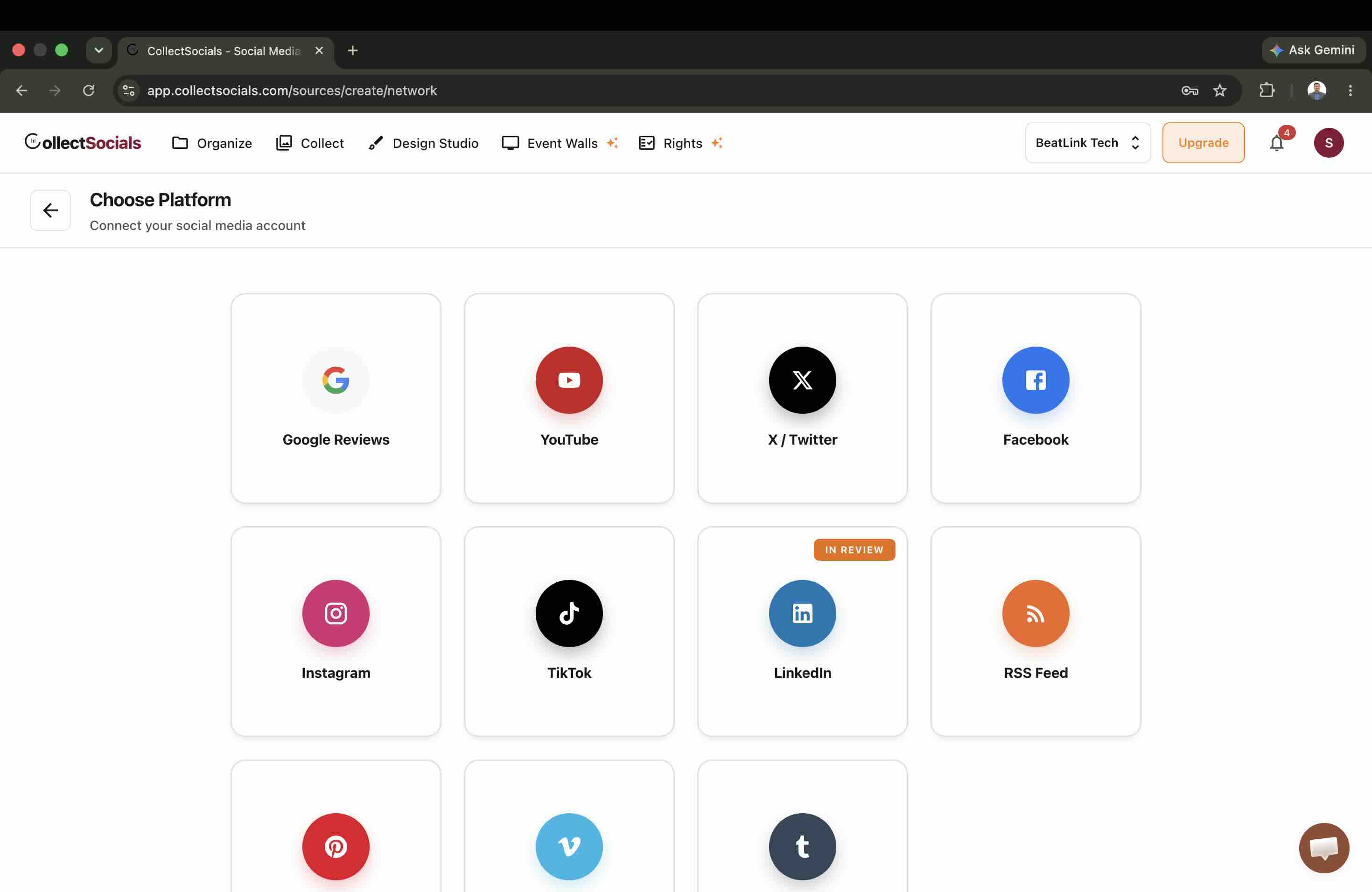 CollectSocialsのChoose Platform画面。Google ReviewsがYouTube、X / Twitter、Facebook、Instagram、TikTok、LinkedIn、RSS Feed、Pinterest、Vimeo、Tumblrと並ぶソース一覧の先頭に配置されている。
