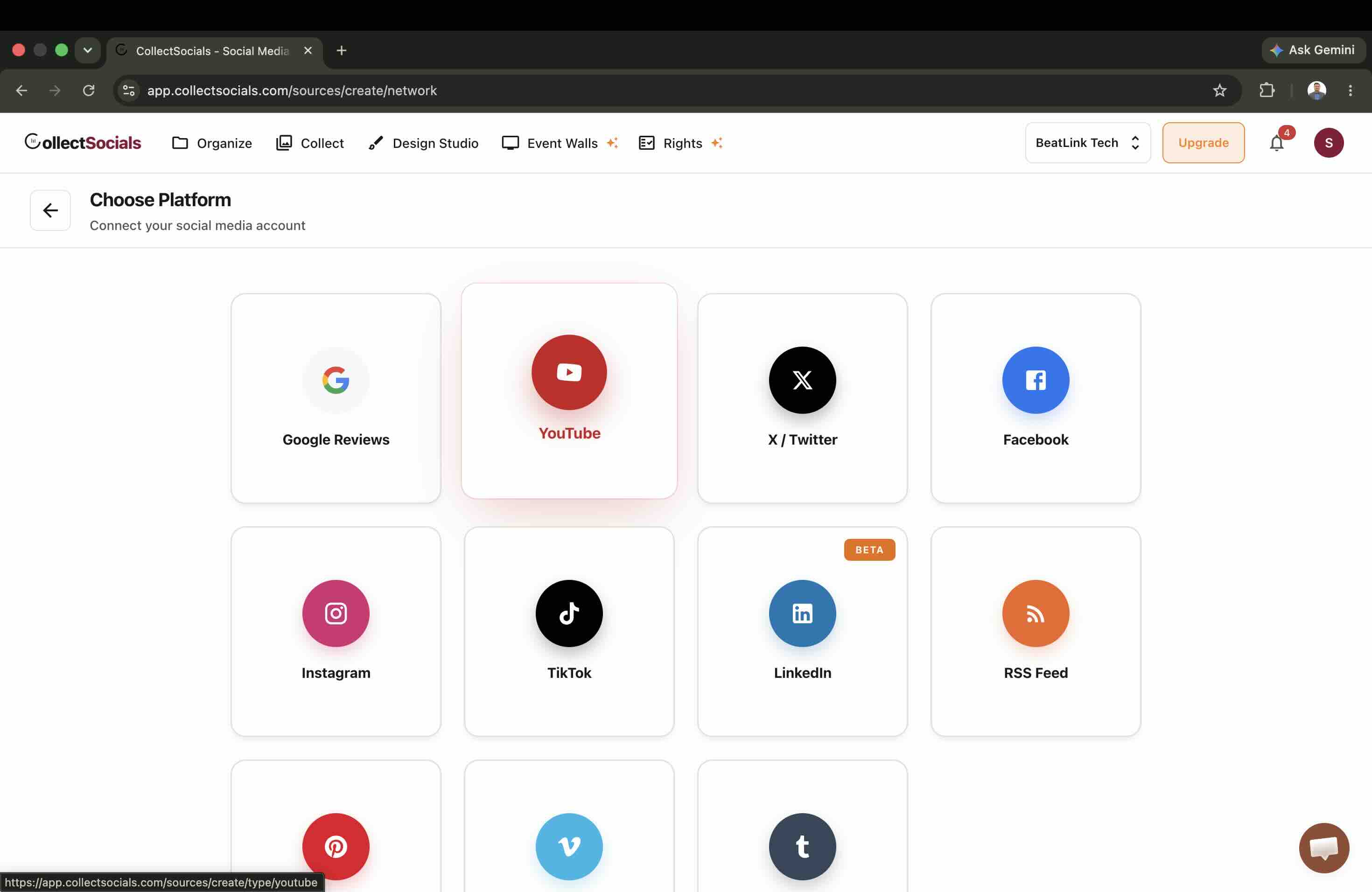 CollectSocialsのChoose Platform画面。Googleレビュー、X/Twitter、Facebook、Instagram、TikTok、LinkedIn、RSSなどと並んでYouTubeが選択されている