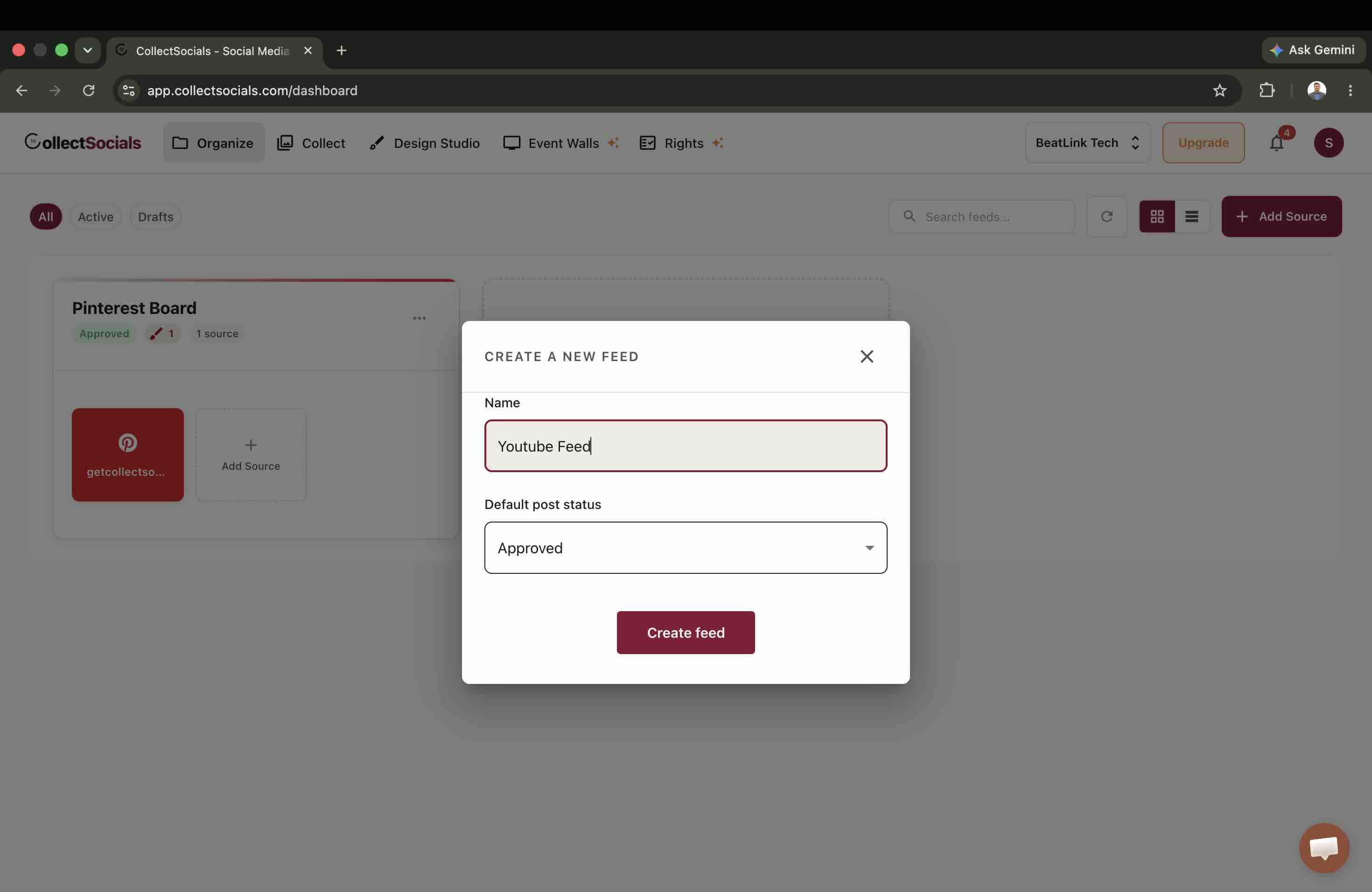 CollectSocialsのダッシュボードでCreate a new feedダイアログを開き、名前にYoutube Feedと入力し既定の投稿ステータスをApprovedに設定した画面