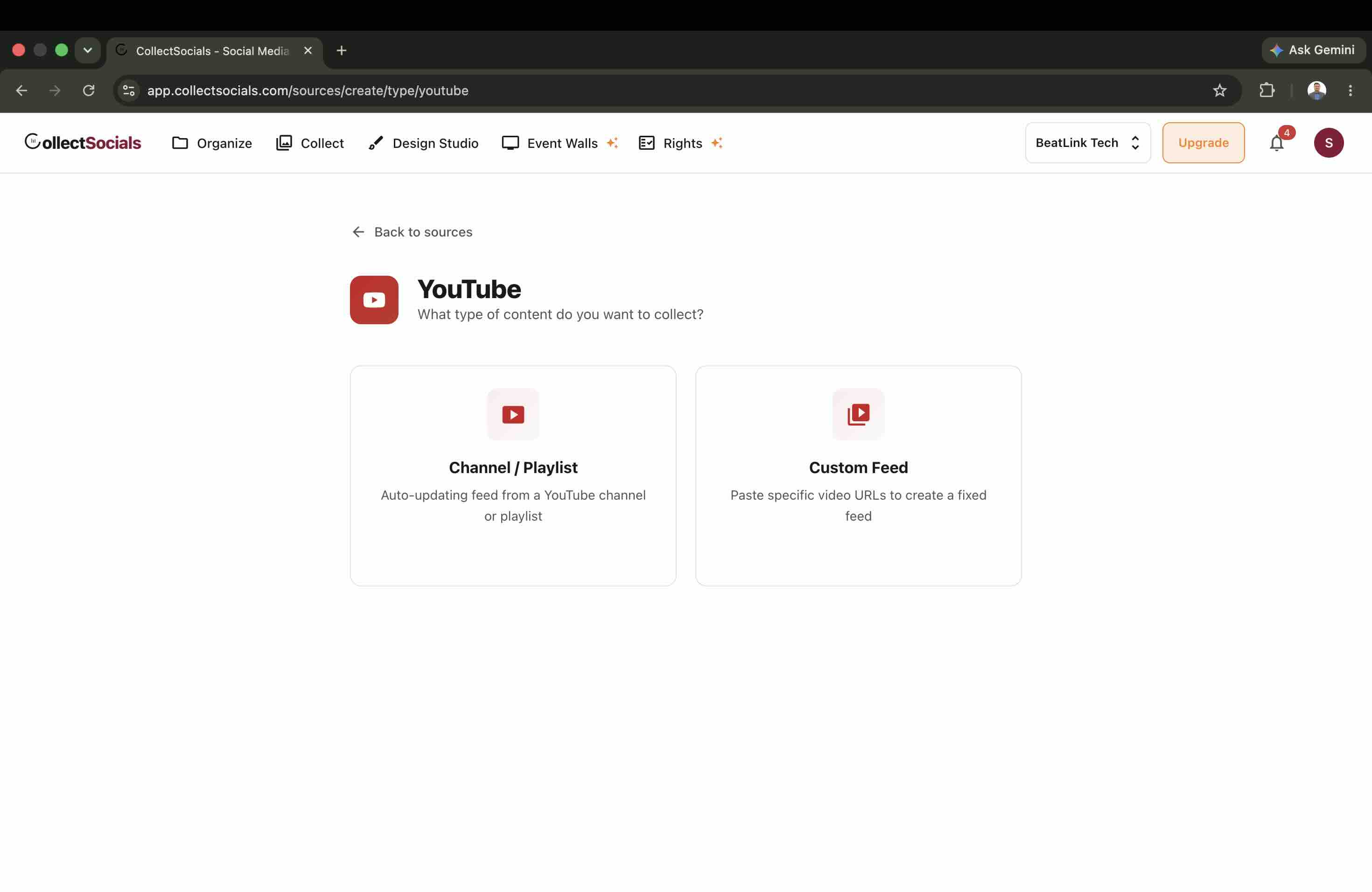 CollectSocialsのYouTubeソース種別選択画面。自動更新のChannel / Playlistと、動画URLを貼り付けるCustom Feedの2つのカードが並ぶ