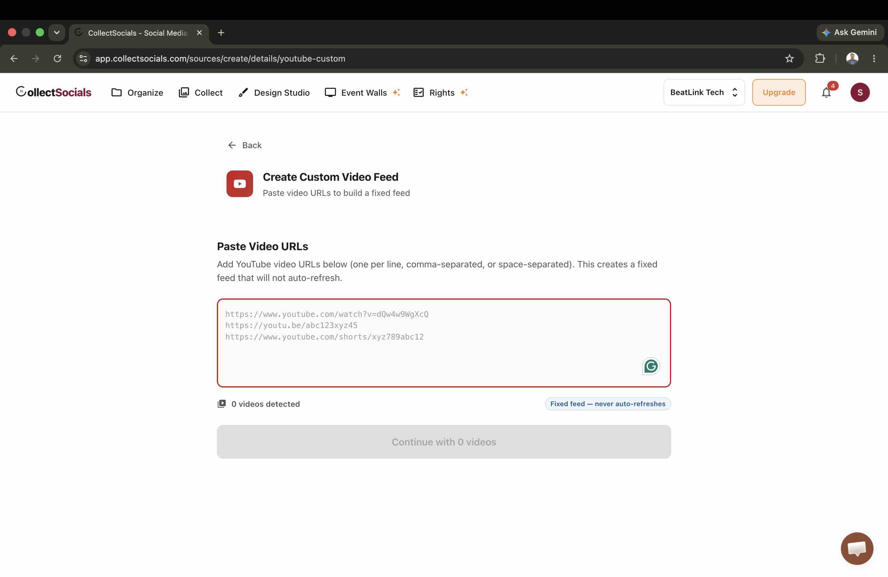 CollectSocialsのCreate Custom Video Feed画面。Paste Video URLsのボックスにwatchリンク・youtu.beリンク・Shortsリンクのプレースホルダーが並び、検出本数のカウンターと、固定フィードは自動更新されない旨のバッジが表示されている